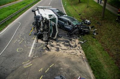 Weil der Stadt B295: Transporter kracht in Gegenverkehr - 3 verletzte Personen